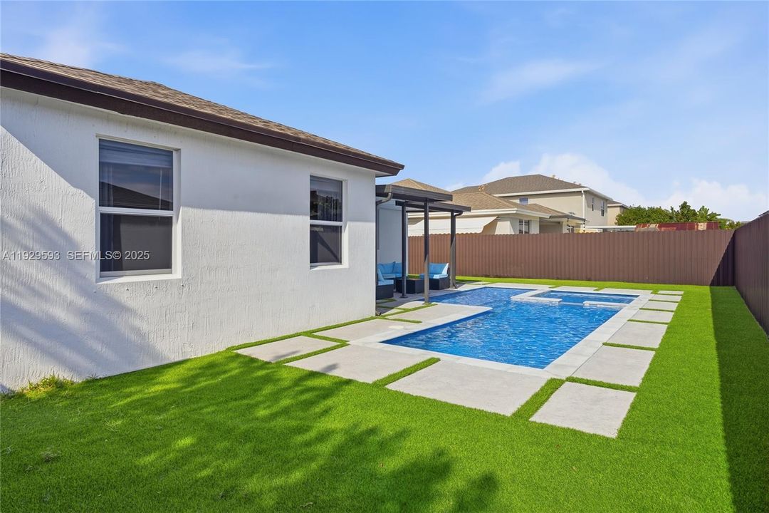 На продажу: $700,000 (4 спален, 2 ванн, 1799 Квадратных фут)