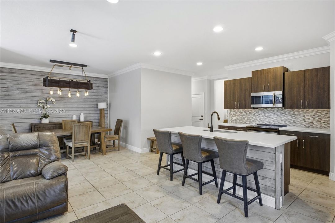 На продажу: $700,000 (4 спален, 2 ванн, 1799 Квадратных фут)