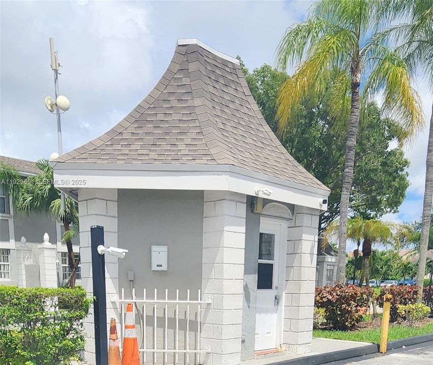 For Sale: $240,000 (2 beds, 2 baths, 1060 Square Feet)