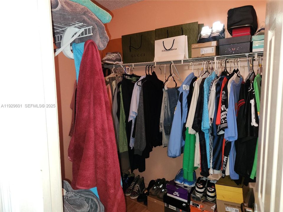 For Sale: $240,000 (2 beds, 2 baths, 1060 Square Feet)