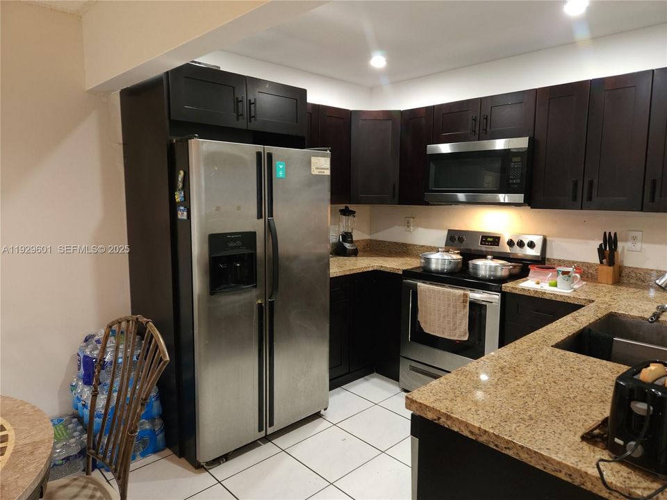 For Sale: $240,000 (2 beds, 2 baths, 1060 Square Feet)