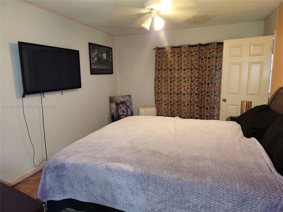 For Sale: $240,000 (2 beds, 2 baths, 1060 Square Feet)