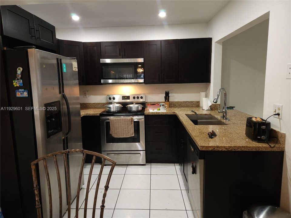 For Sale: $240,000 (2 beds, 2 baths, 1060 Square Feet)