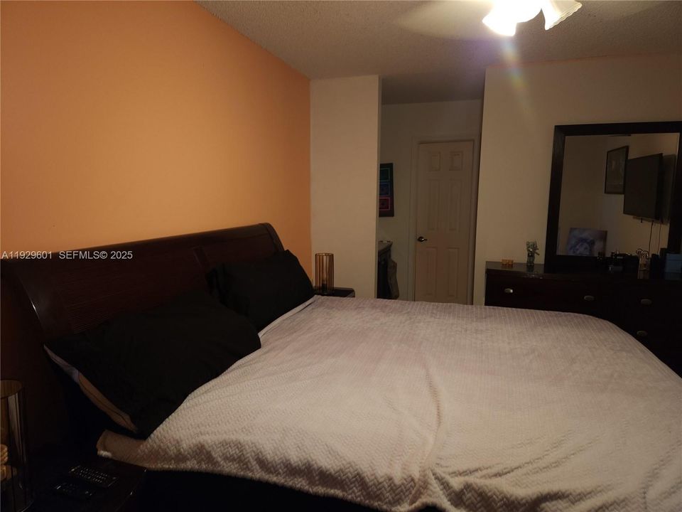 For Sale: $240,000 (2 beds, 2 baths, 1060 Square Feet)