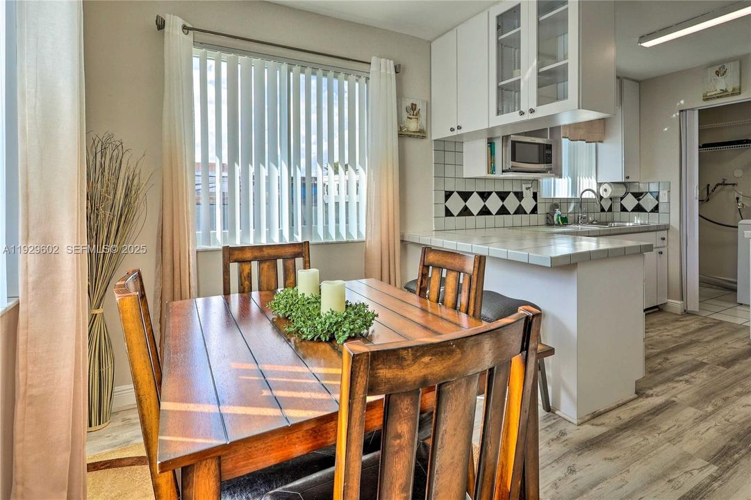 待售: $520,000 (3 贝兹, 1 浴室, 1248 平方英尺)