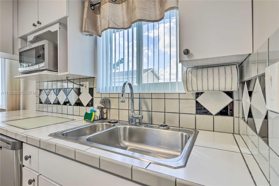 待售: $520,000 (3 贝兹, 1 浴室, 1248 平方英尺)