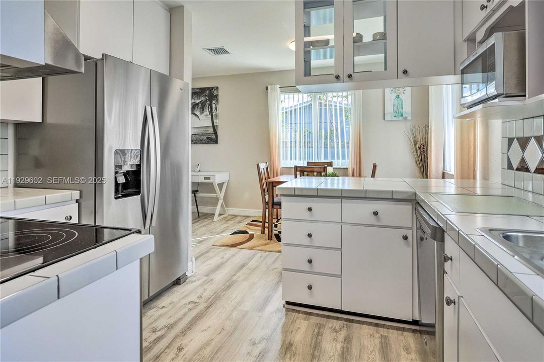 待售: $520,000 (3 贝兹, 1 浴室, 1248 平方英尺)