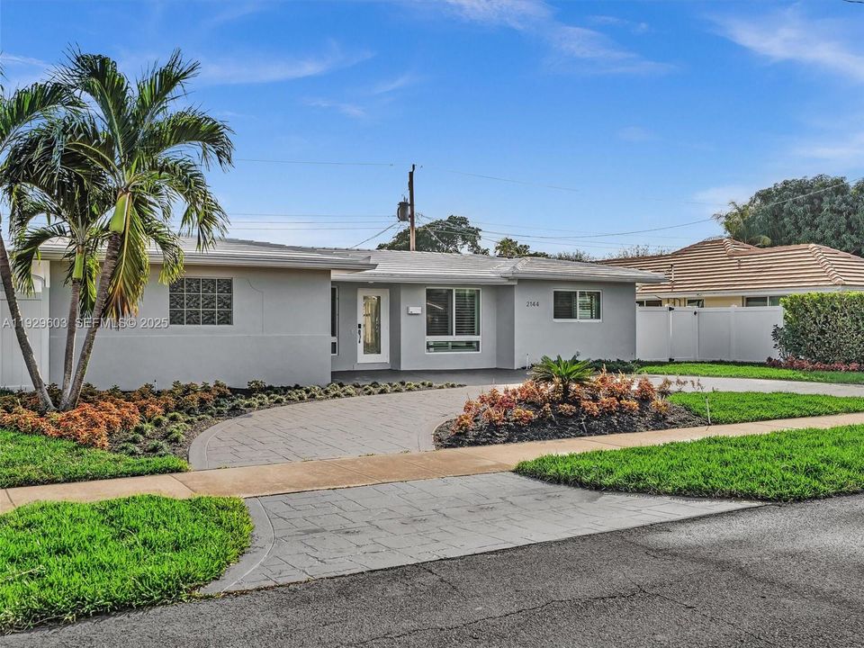 For Sale: $1,190,000 (3 beds, 2 baths, 1373 Square Feet)