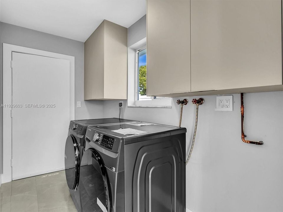 For Sale: $1,190,000 (3 beds, 2 baths, 1373 Square Feet)