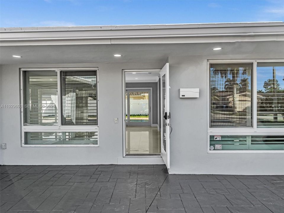 For Sale: $1,190,000 (3 beds, 2 baths, 1373 Square Feet)