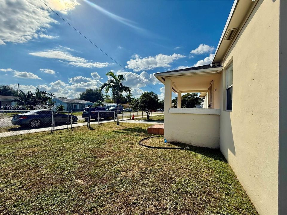 В аренду: $2,400 (3 спален, 1 ванн, 839 Квадратных фут)