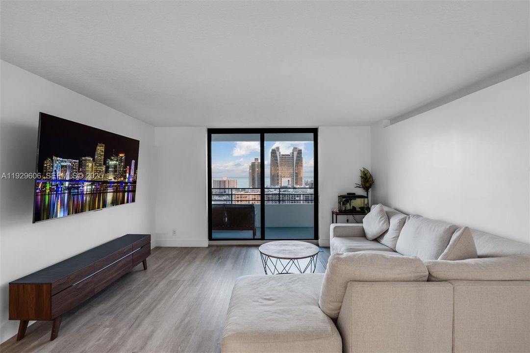 For Sale: $549,000 (2 beds, 2 baths, 1280 Square Feet)