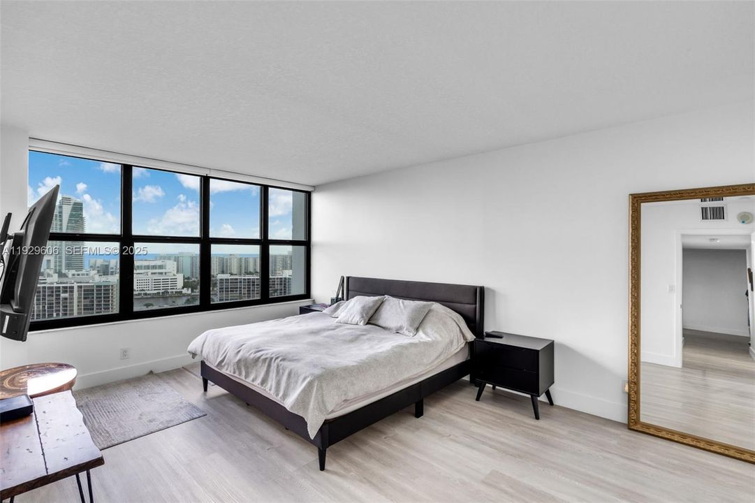 For Sale: $549,000 (2 beds, 2 baths, 1280 Square Feet)