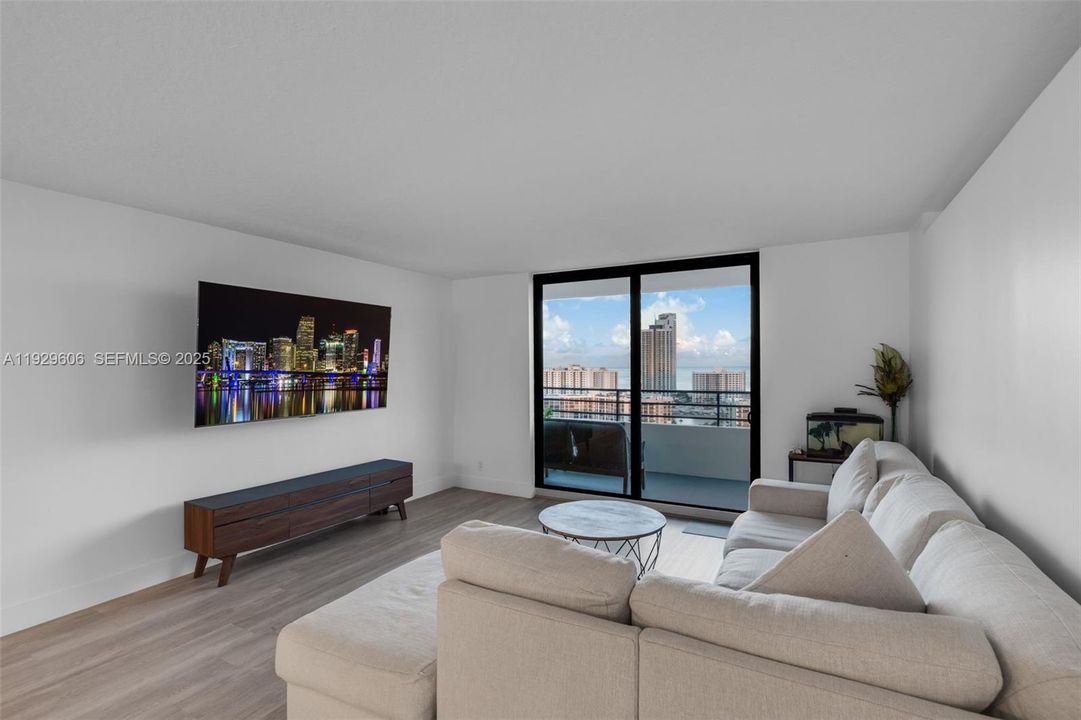 For Sale: $549,000 (2 beds, 2 baths, 1280 Square Feet)