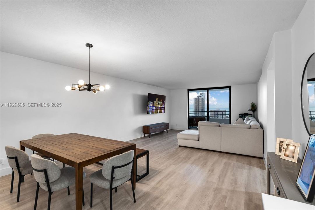 For Sale: $549,000 (2 beds, 2 baths, 1280 Square Feet)