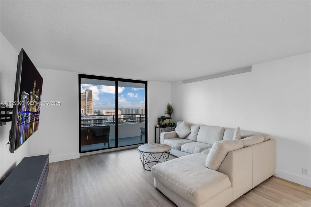 For Sale: $549,000 (2 beds, 2 baths, 1280 Square Feet)