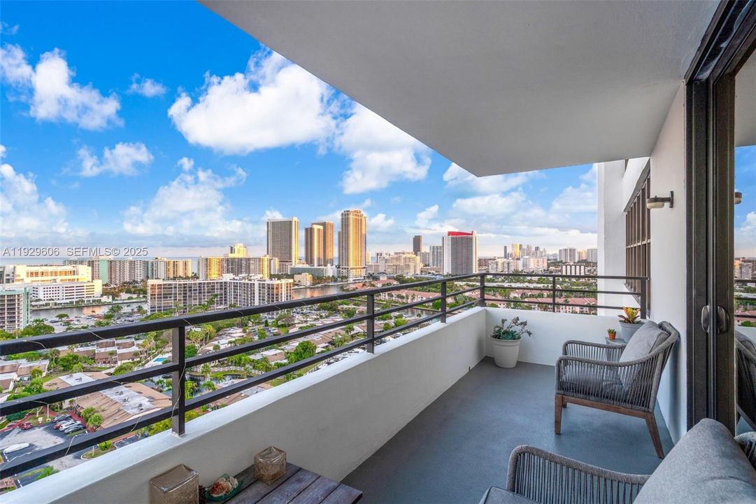 For Sale: $549,000 (2 beds, 2 baths, 1280 Square Feet)