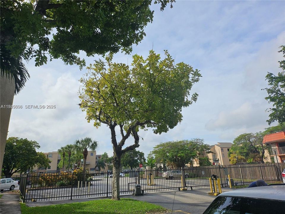 For Sale: $280,000 (2 beds, 2 baths, 911 Square Feet)