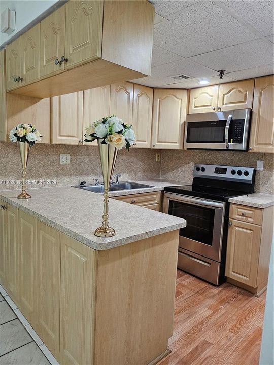 For Sale: $280,000 (2 beds, 2 baths, 911 Square Feet)