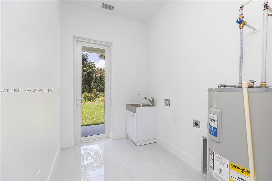 待售: $830,000 (4 贝兹, 3 浴室, 2500 平方英尺)