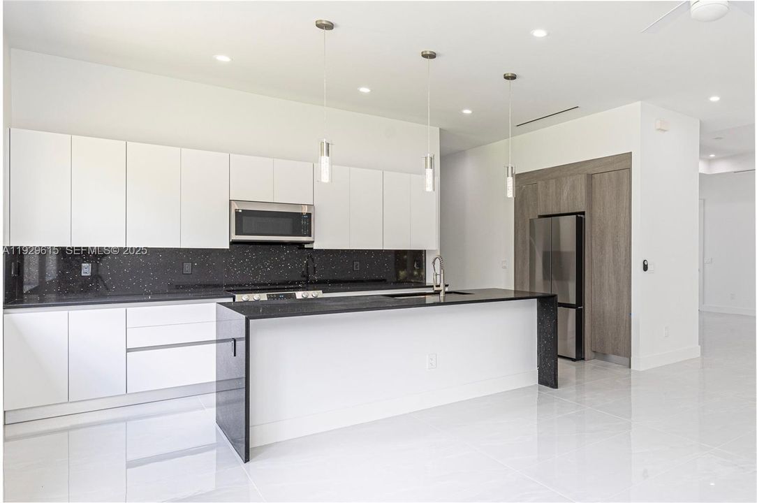 待售: $830,000 (4 贝兹, 3 浴室, 2500 平方英尺)