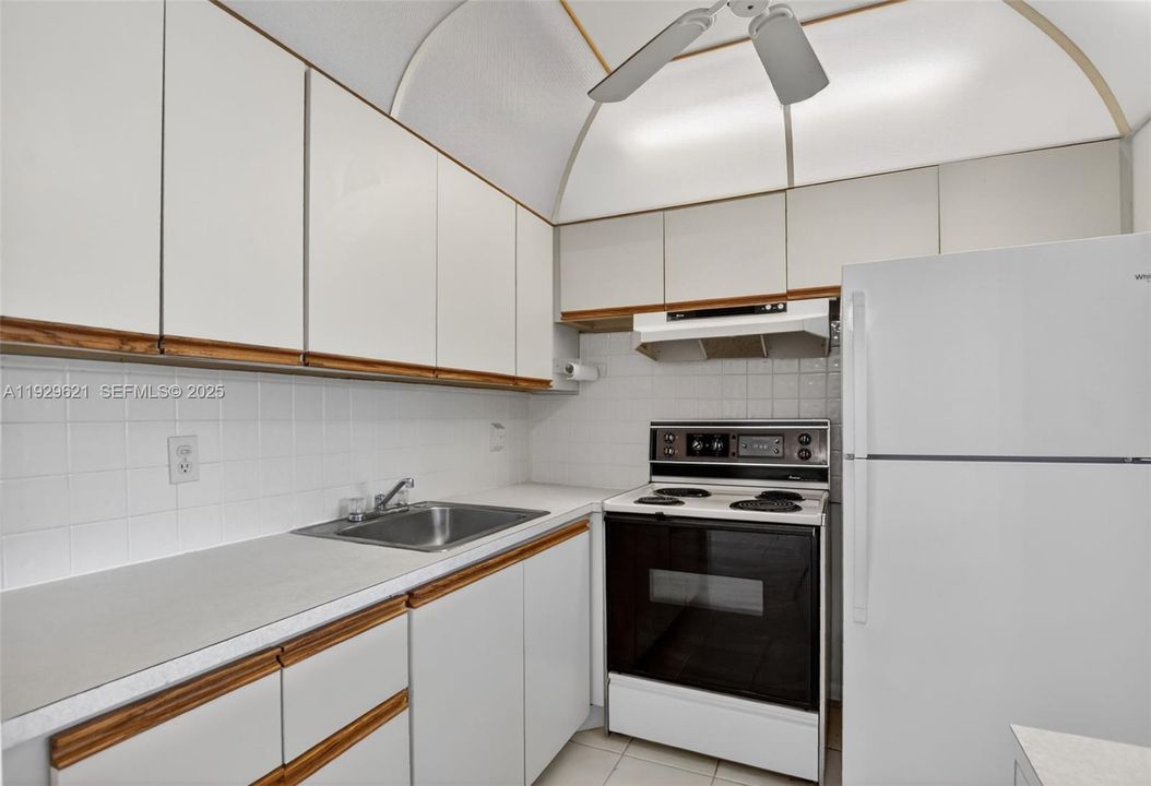 待售: $95,000 (1 贝兹, 1 浴室, 700 平方英尺)