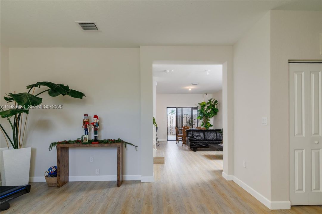 待售: $439,900 (3 贝兹, 2 浴室, 1335 平方英尺)