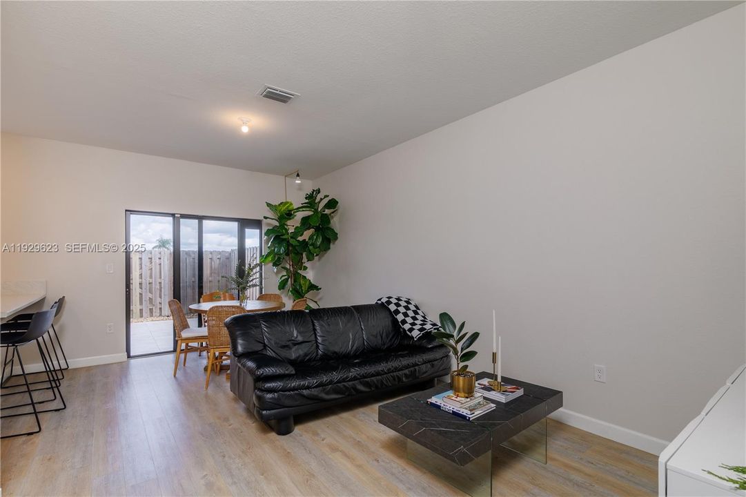 待售: $439,900 (3 贝兹, 2 浴室, 1335 平方英尺)