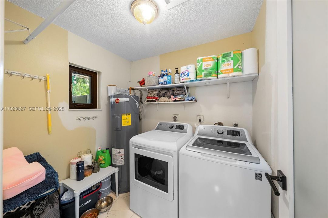 待售: $690,000 (4 贝兹, 3 浴室, 1976 平方英尺)