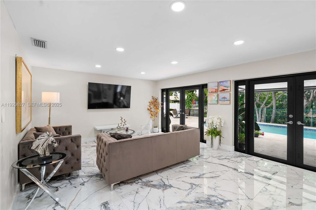 待售: $690,000 (4 贝兹, 3 浴室, 1976 平方英尺)