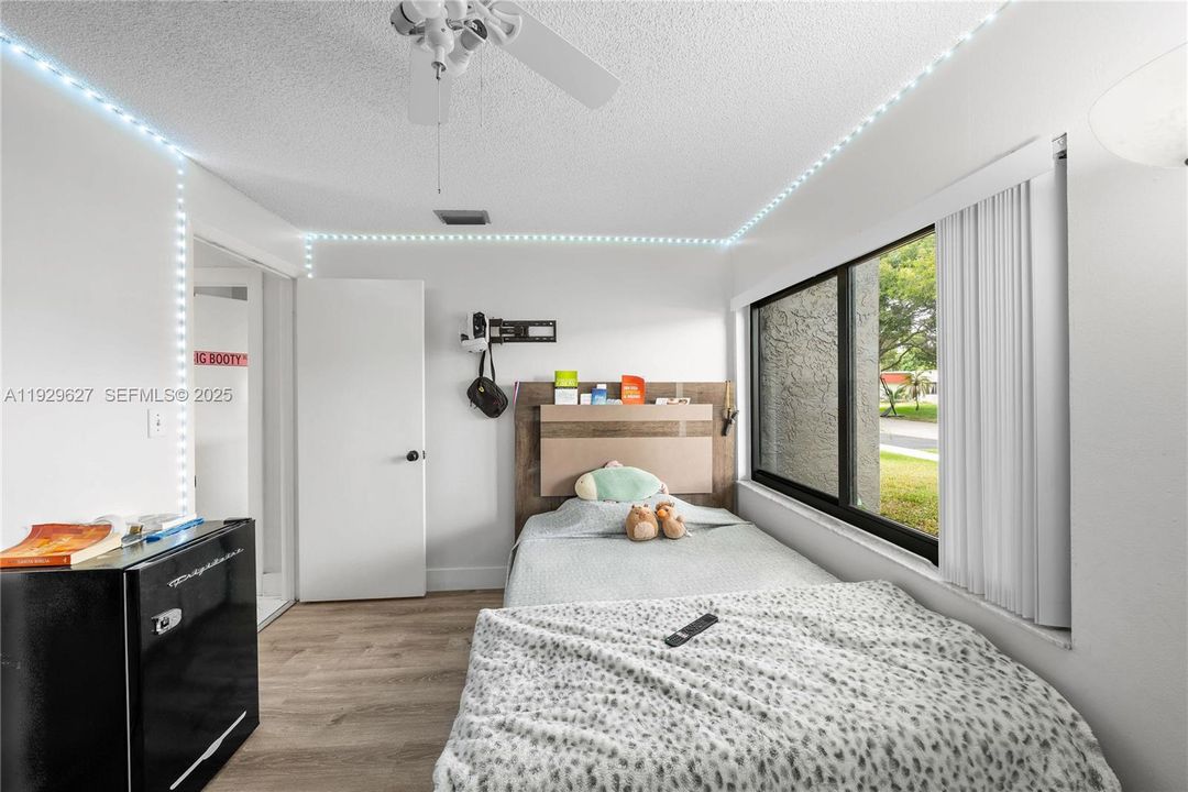 待售: $690,000 (4 贝兹, 3 浴室, 1976 平方英尺)