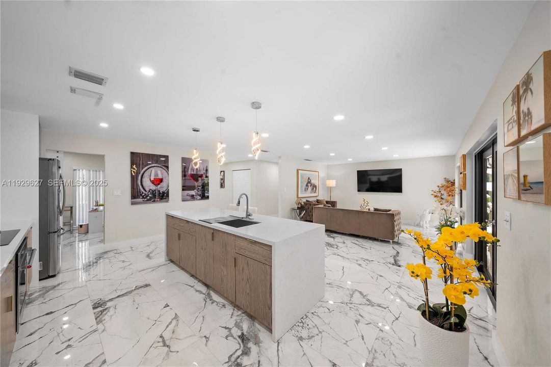 待售: $690,000 (4 贝兹, 3 浴室, 1976 平方英尺)