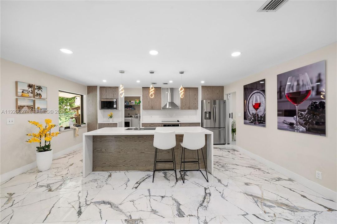 待售: $690,000 (4 贝兹, 3 浴室, 1976 平方英尺)