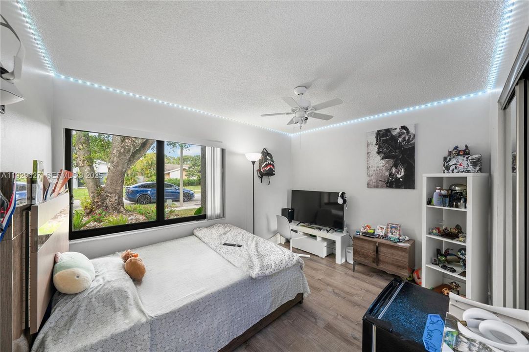 待售: $690,000 (4 贝兹, 3 浴室, 1976 平方英尺)