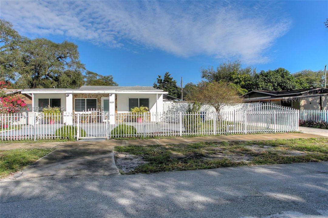 En Venta: $620,000 (5 camas, 2 baños, 2715 Pies cuadrados)