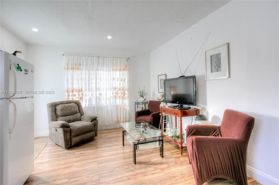 En Venta: $620,000 (5 camas, 2 baños, 2715 Pies cuadrados)