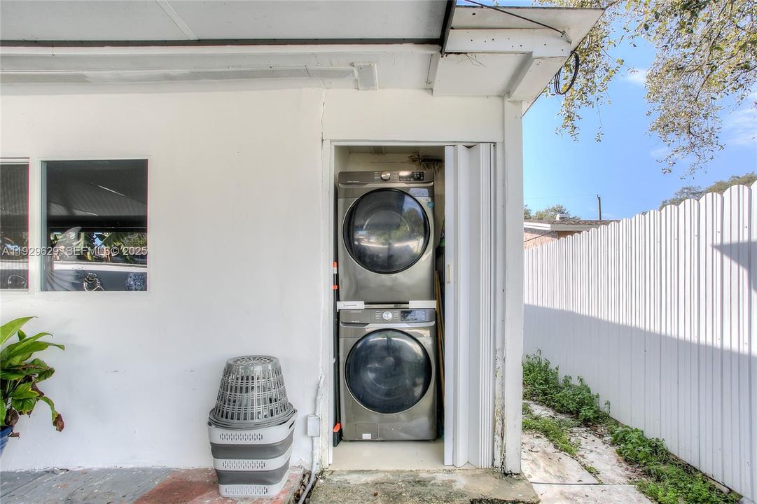 En Venta: $620,000 (5 camas, 2 baños, 2715 Pies cuadrados)