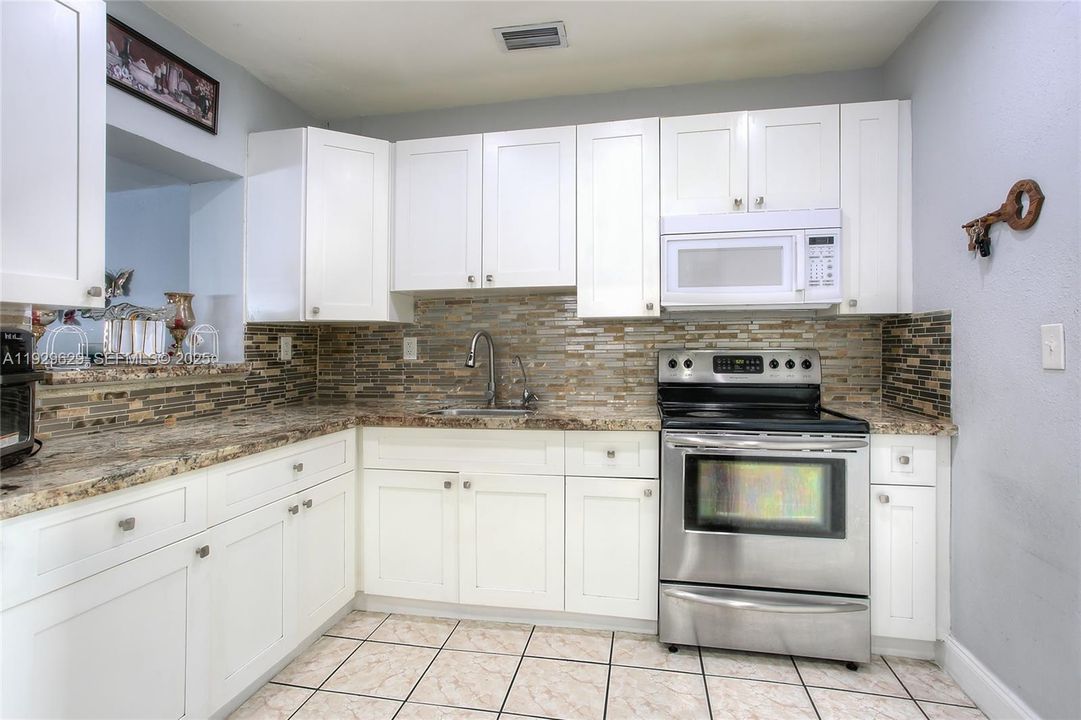 En Venta: $620,000 (5 camas, 2 baños, 2715 Pies cuadrados)