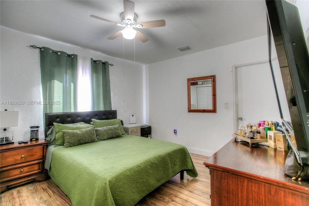 En Venta: $620,000 (5 camas, 2 baños, 2715 Pies cuadrados)