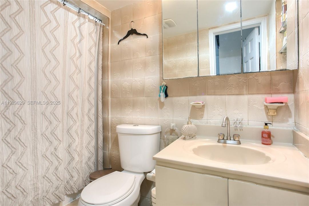 En Venta: $620,000 (5 camas, 2 baños, 2715 Pies cuadrados)