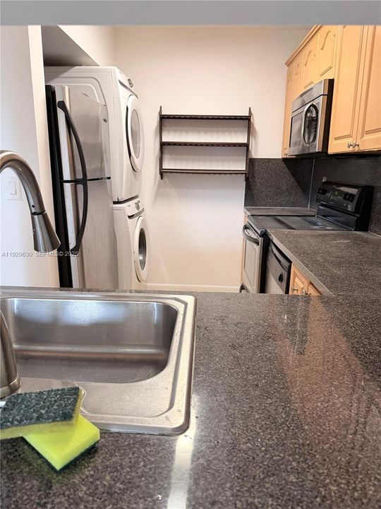 出租: $2,300 (2 贝兹, 2 浴室, 750 平方英尺)