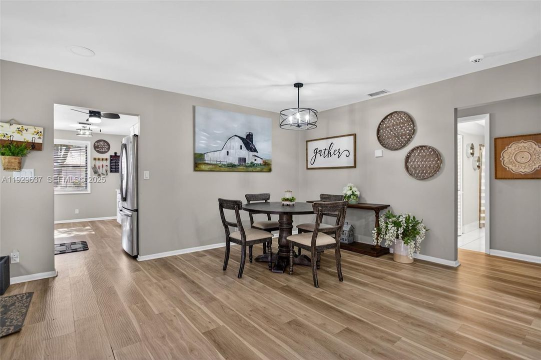 For Sale: $379,900 (2 beds, 2 baths, 1403 Square Feet)