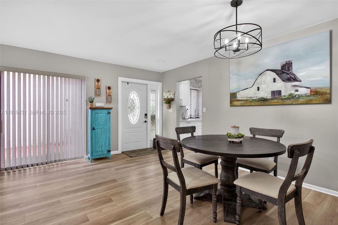 For Sale: $379,900 (2 beds, 2 baths, 1403 Square Feet)