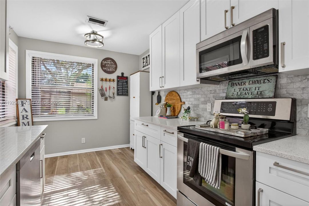 For Sale: $379,900 (2 beds, 2 baths, 1403 Square Feet)