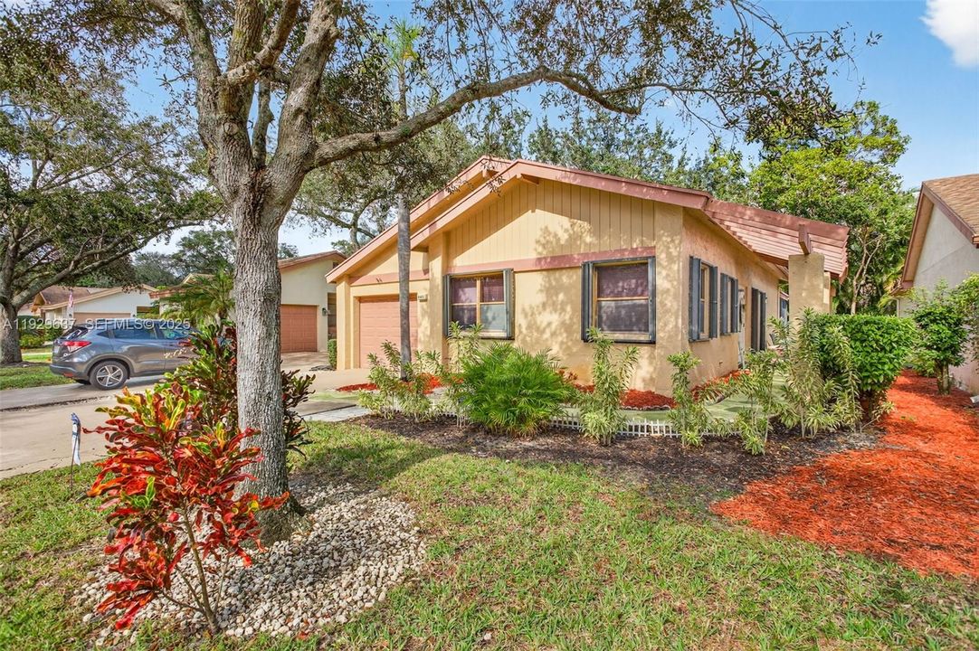 For Sale: $379,900 (2 beds, 2 baths, 1403 Square Feet)