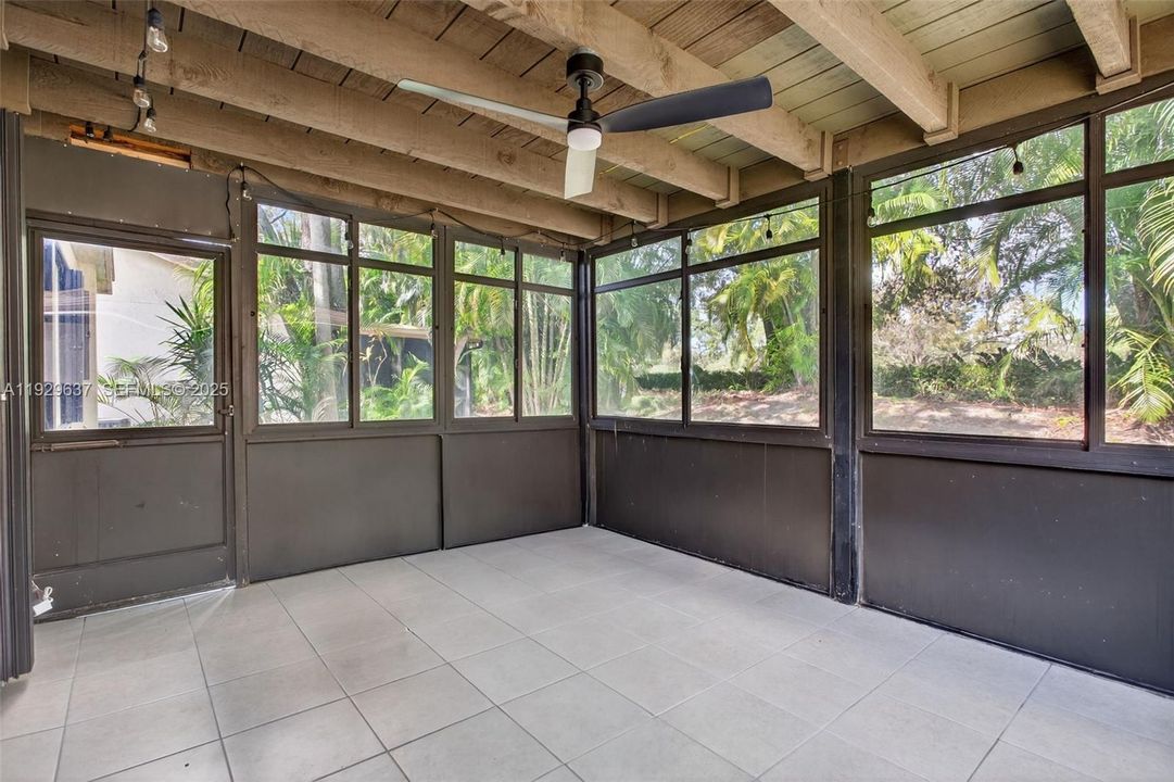 For Sale: $379,900 (2 beds, 2 baths, 1403 Square Feet)