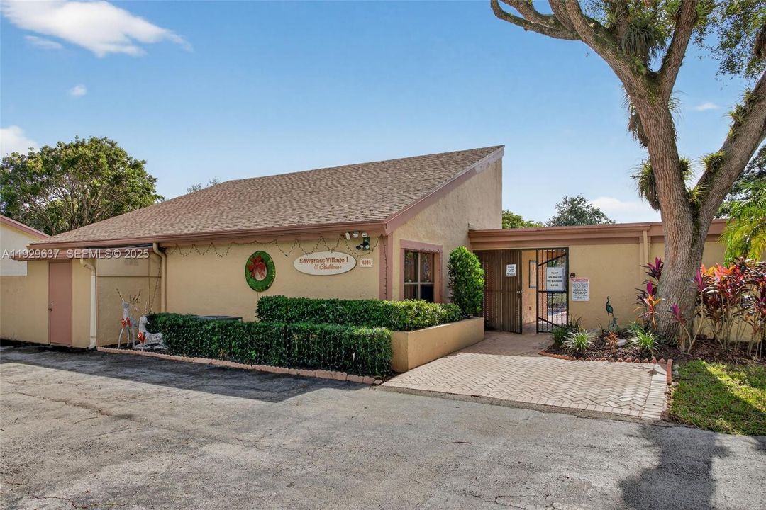 For Sale: $379,900 (2 beds, 2 baths, 1403 Square Feet)