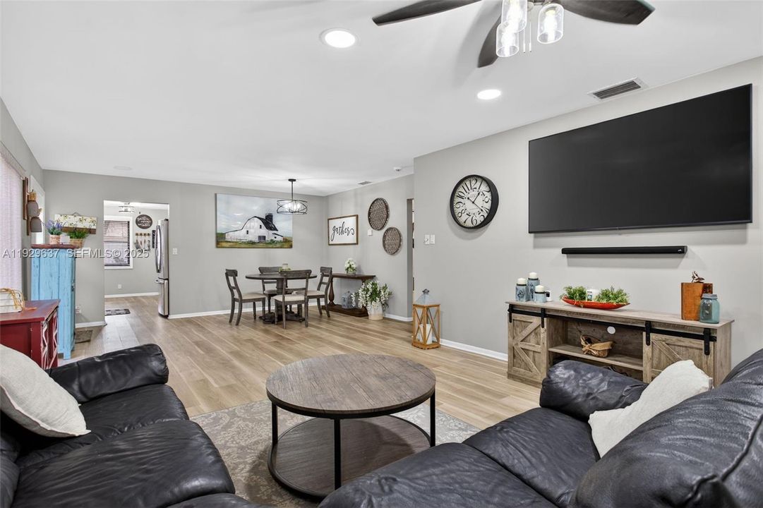 For Sale: $379,900 (2 beds, 2 baths, 1403 Square Feet)