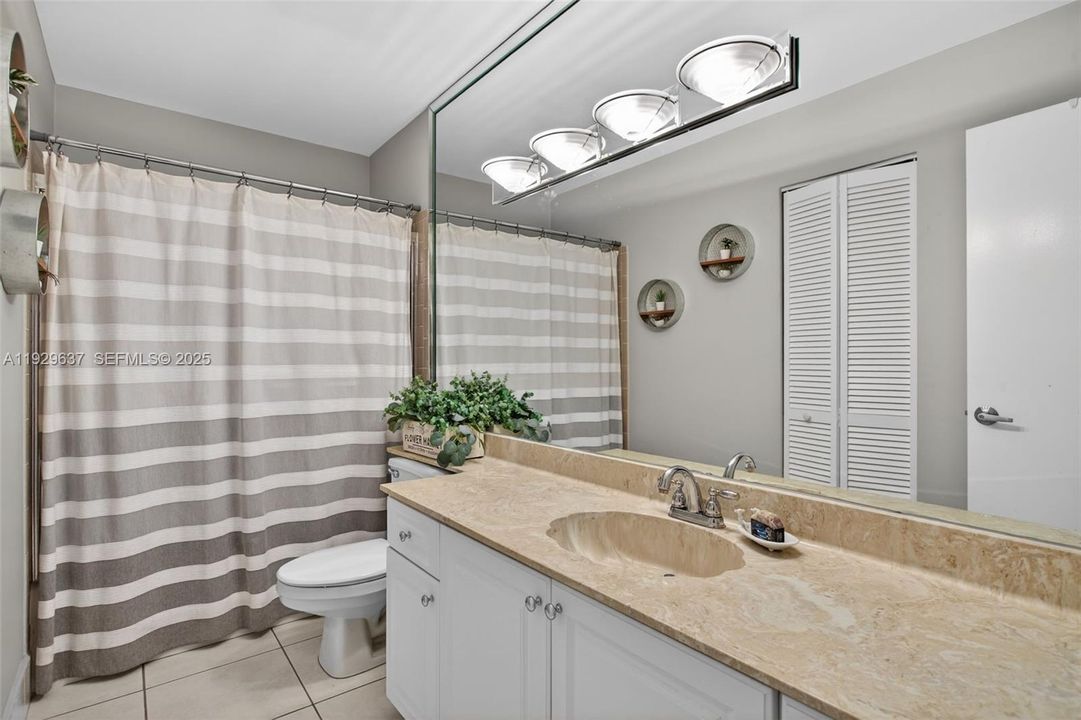 For Sale: $379,900 (2 beds, 2 baths, 1403 Square Feet)