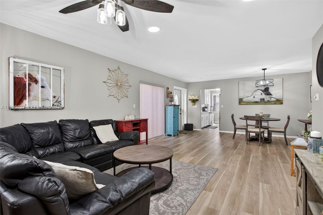 For Sale: $379,900 (2 beds, 2 baths, 1403 Square Feet)